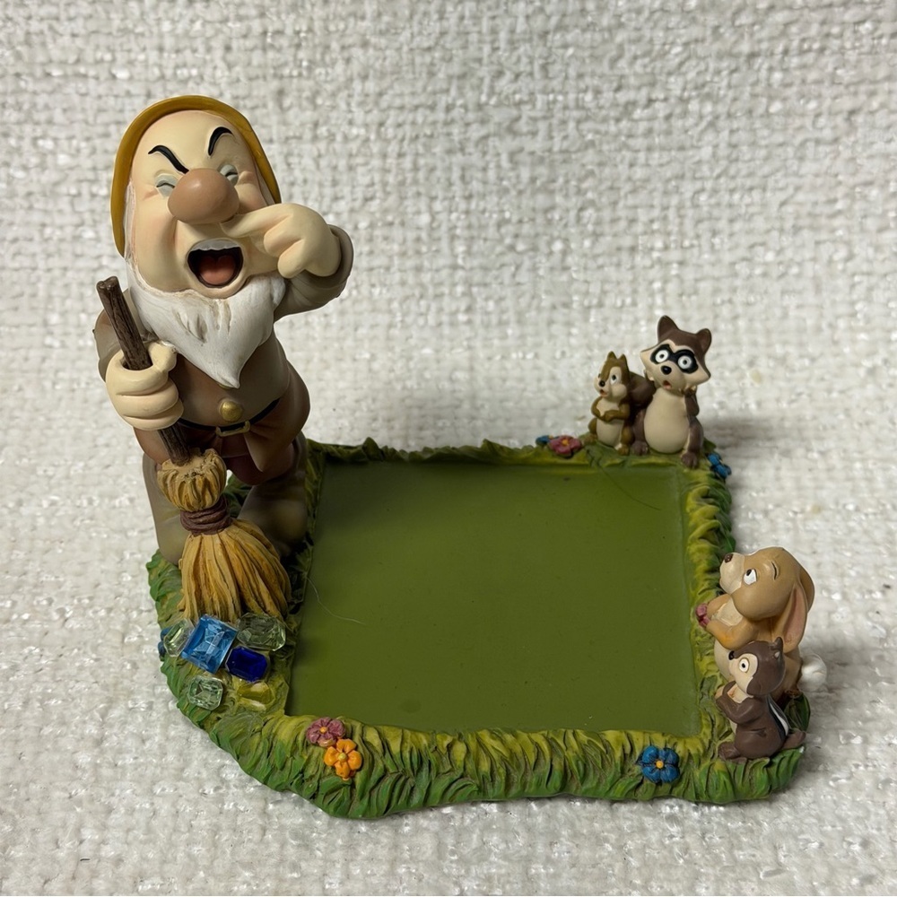 Walt Disney Snow White and Seven 7 Dwarfs SNEEZY
Desk Set Post It Paper Holder